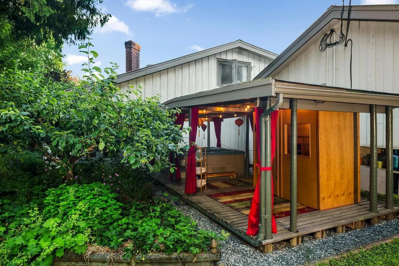 Hedgerow House Bed & Breakfast Ganges 3*,  Canada